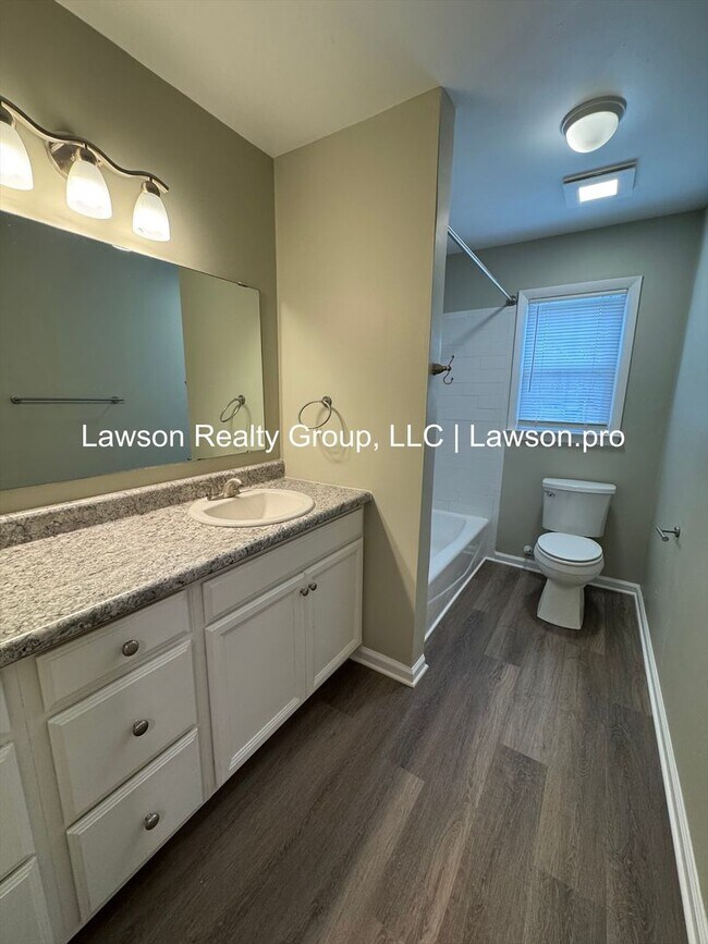 Building Photo - Beautiful Salem split level near the VA hospital