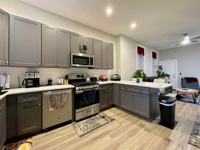 Building Photo - 1725 N Honore St