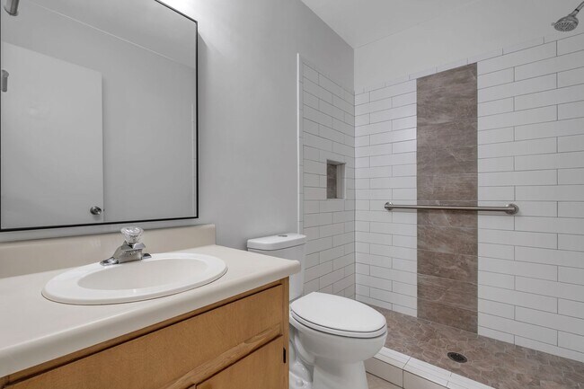 Building Photo - Townhome Off The Parkway