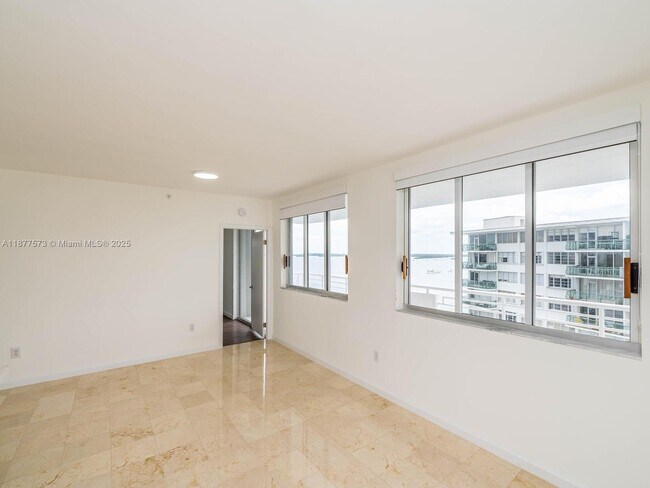 Building Photo - 1402 Brickell Bay Dr