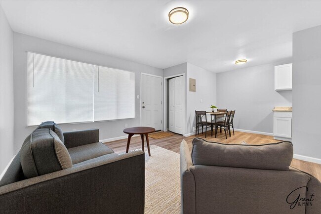 Building Photo - $995 - $1200 - Spacious 1 bedroom Apartments