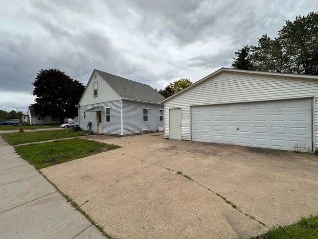 Building Photo - Recently Renovated Single Family Home Avai...