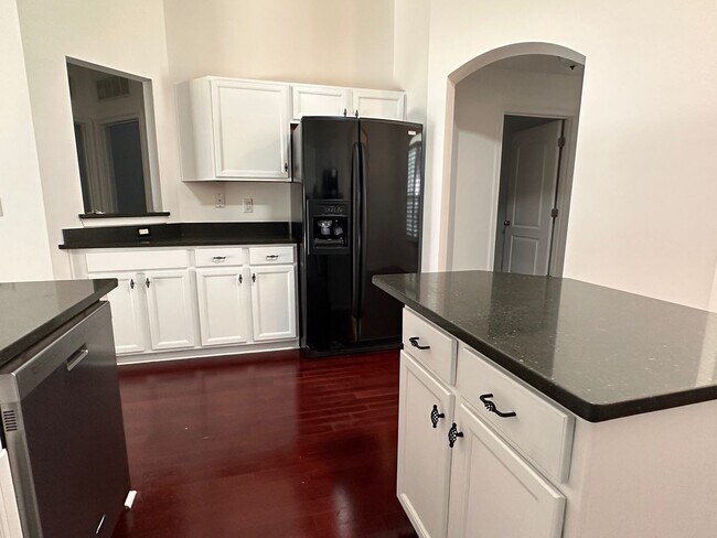 Building Photo - Screened In Ground Pool! Close to Schools, Shopping, Restaurants!