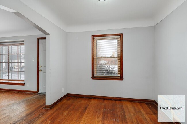 Building Photo - ~ 3 BEDROOM 1 BATH BUNGALOW SECURTIY DEPOSIT SPECIAL ~$500