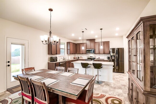 Building Photo - 1924 Stringer Pass