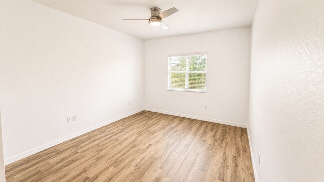 Building Photo - Annual unfurnished luxury 3/2 condo downtown Sarasota overlooking a park!