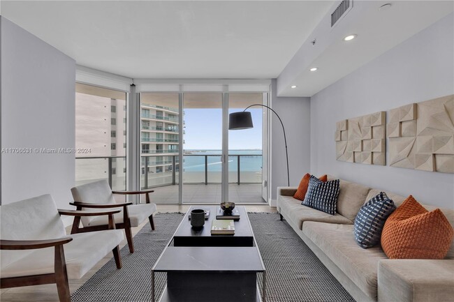 Building Photo - 1300 Brickell Bay Dr