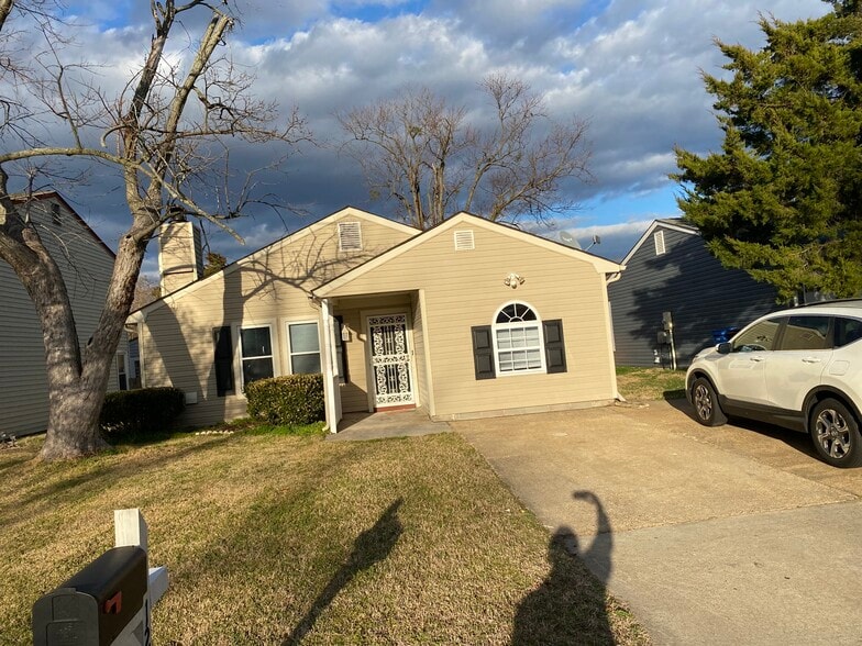 Front of house - 1233 Quarter Path Trl