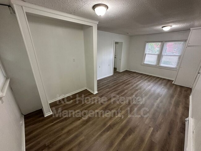 Building Photo - 107 E Hale St