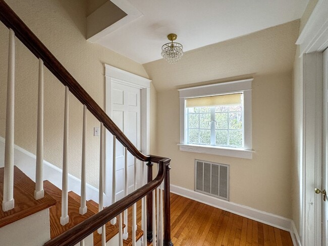 Building Photo - Stunning 4 Bed 4 Bath Haymount Home