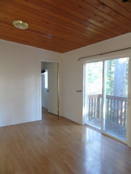 bedroom w/walk in closet door - 1708 Sapphire Trl