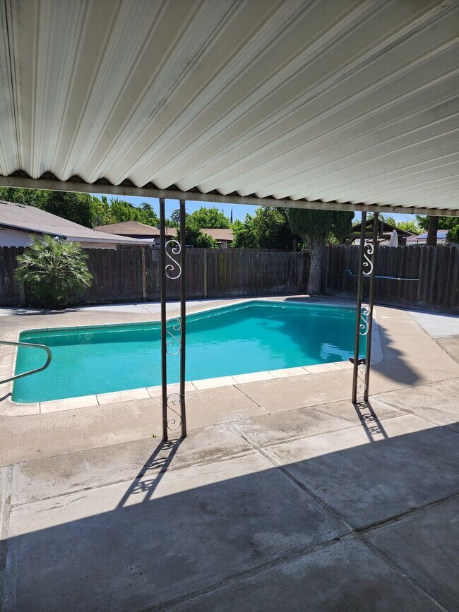 Building Photo - 3 Bedroom 2 Bathroom with Pool Near Davis High School