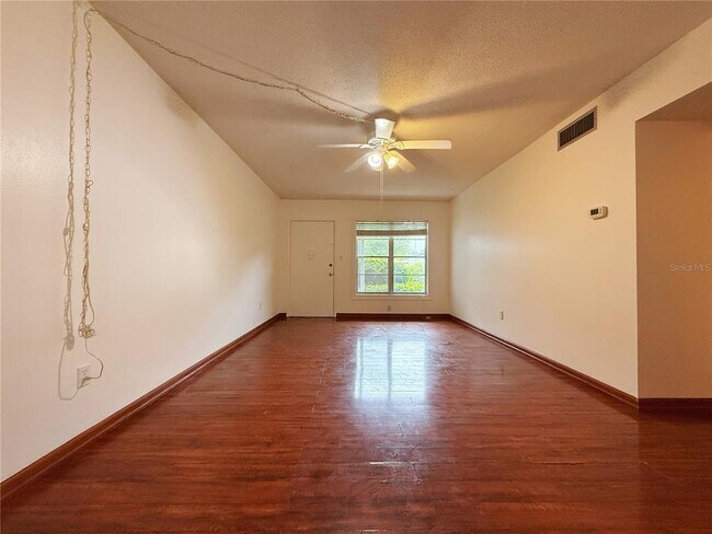 Building Photo - 825 N Primrose Dr