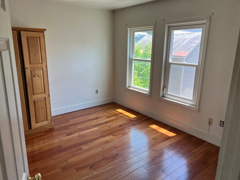 Building Photo - 196 Pine St