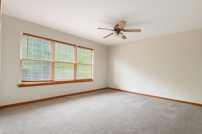 Building Photo - 2476 Oneida Ln