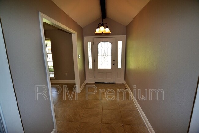 Building Photo - 2530 Chantulane Ave