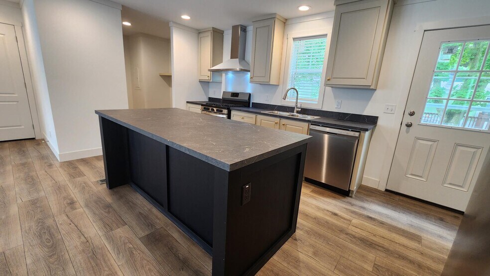 Building Photo - 3735 Pinoak St