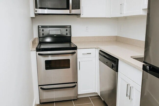Building Photo - 1440 Beacon St