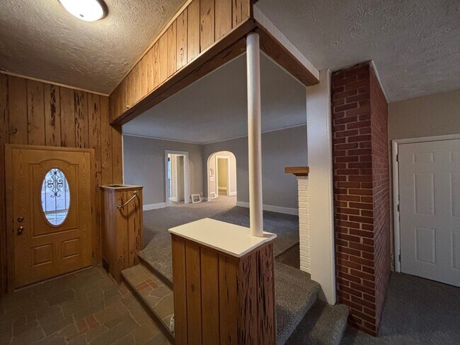 Building Photo - Charming Hilltop Home with Stunning City Views