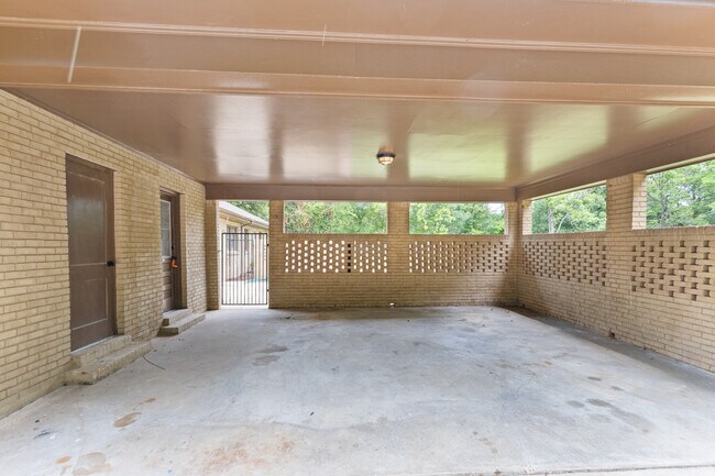 Building Photo - 2451 Belcher Dr