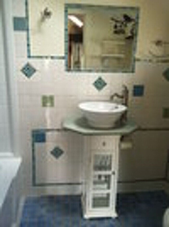 Building Photo - 2 Bedroom unit in North Amherst