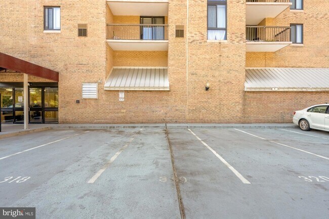Building Photo - 4500 S Four Mile Run Dr