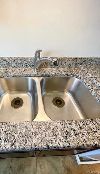 Building Photo - 525 Fairbrook St