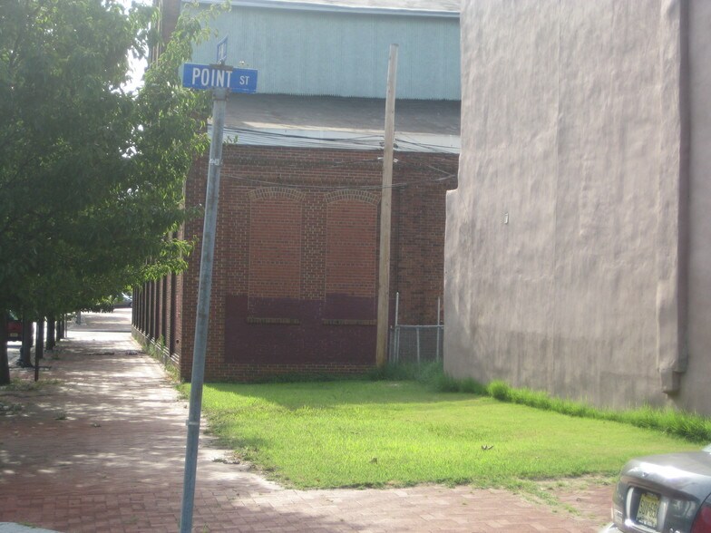 Building Photo - 307 Point St