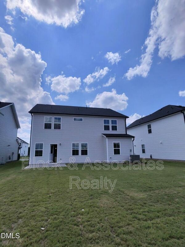 Building Photo - 3230 Pelican Ln