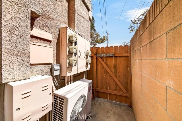 Building Photo - 15919 Halldale Ave