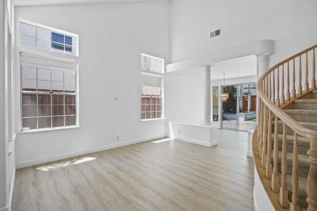 Building Photo - Gorgeous Costa Mesa Home in Gated Community!