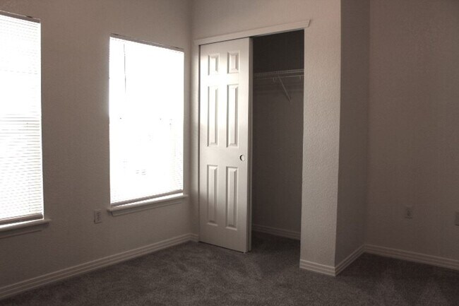 Building Photo - Beautiful 3 BR/3 1/2 BA Townhouse in Stonegate!!