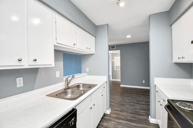 Building Photo - 5959 Bonhomme Rd