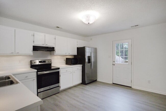 Building Photo - An adorable home! Pets Welcome!
