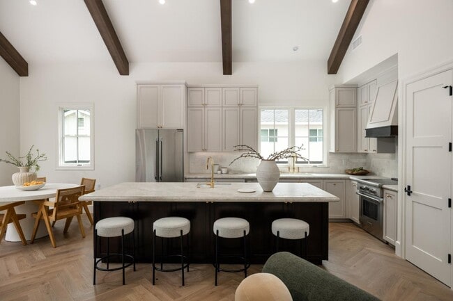 Building Photo - 160 Waverley St