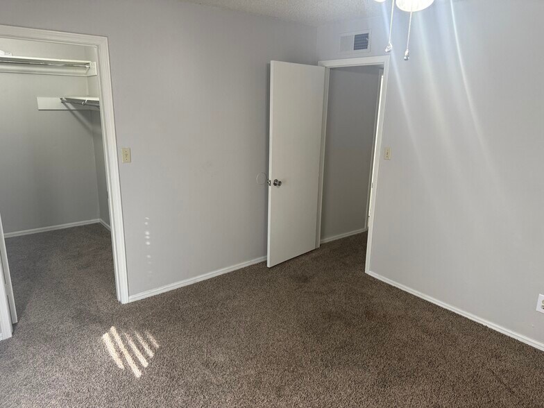 Building Photo - 828 Hardy Springs Cir