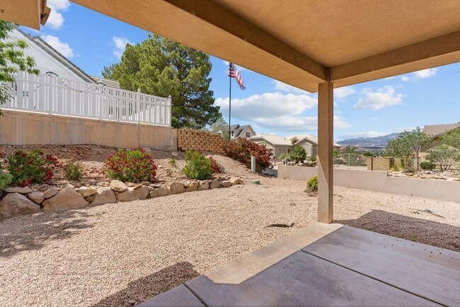 Building Photo - Beautiful 4 Bedroom Single-Level Home