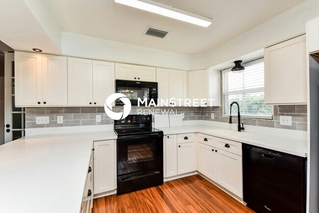 Building Photo - 3 Bedroom Pet-Friendly Home in Fort Myers, FL with Main Street Renewal