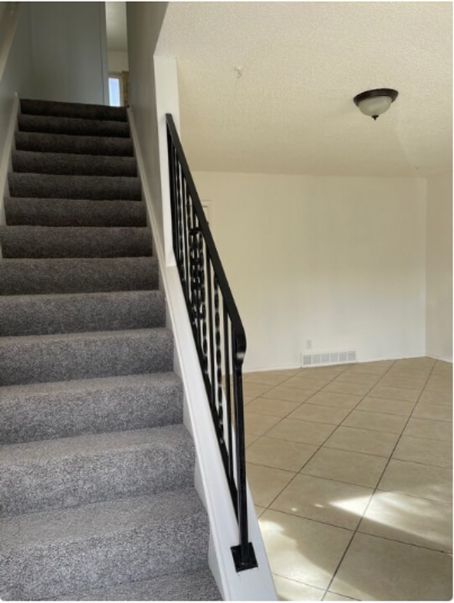 Building Photo - Triplex townhome blocks away from Anshutz ...