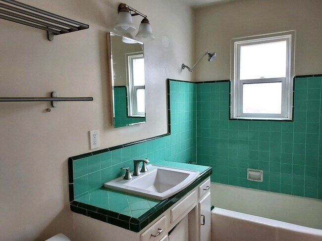 Building Photo - South Park Area 2 Bedroom Cottage w/Garage