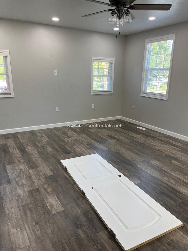 Building Photo - 511 N Maple St