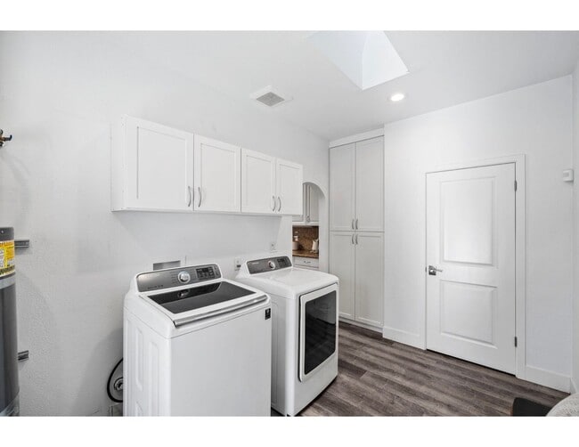 Building Photo - 674 E Julian St