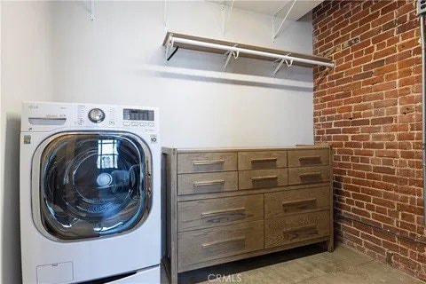 Building Photo - 100 W 5th St