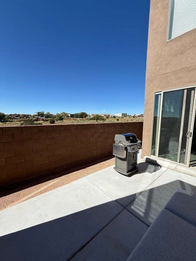 Building Photo - Villas de Los Soleras - Pristine 3 bdr, 2 1/2 bath Townhome, 2 car garage & Views!