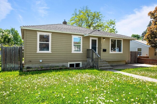 Building Photo - 5 Bedroom Northeast Spokane Home! - Availa...