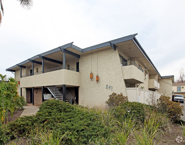 Building Photo - Oak Manor