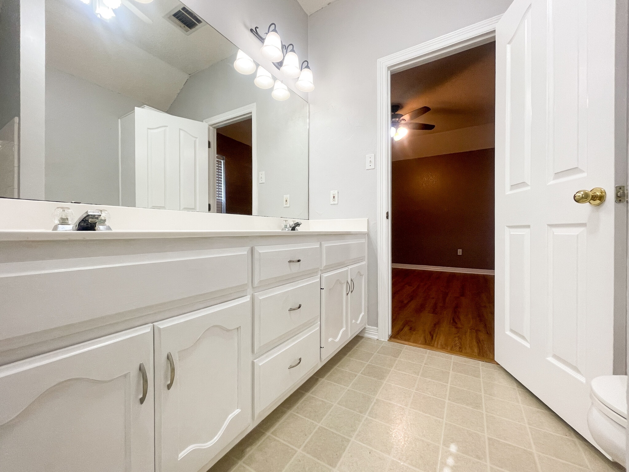 Building Photo - 1029 S Haven