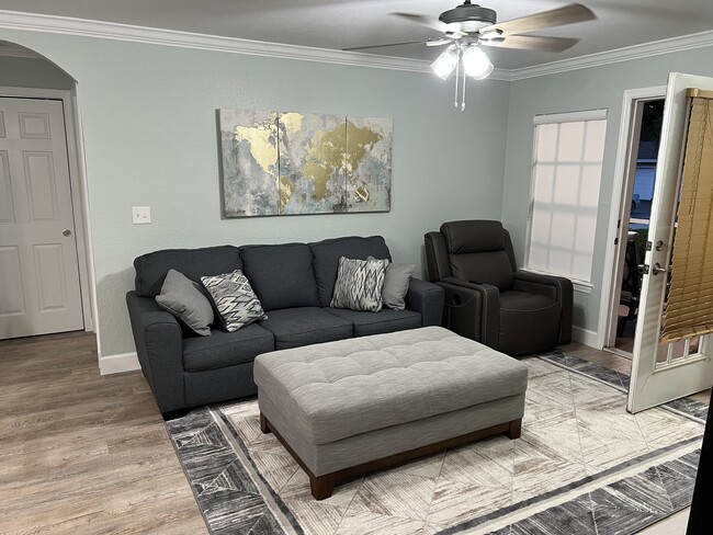 Building Photo - 8821 Manor Loop