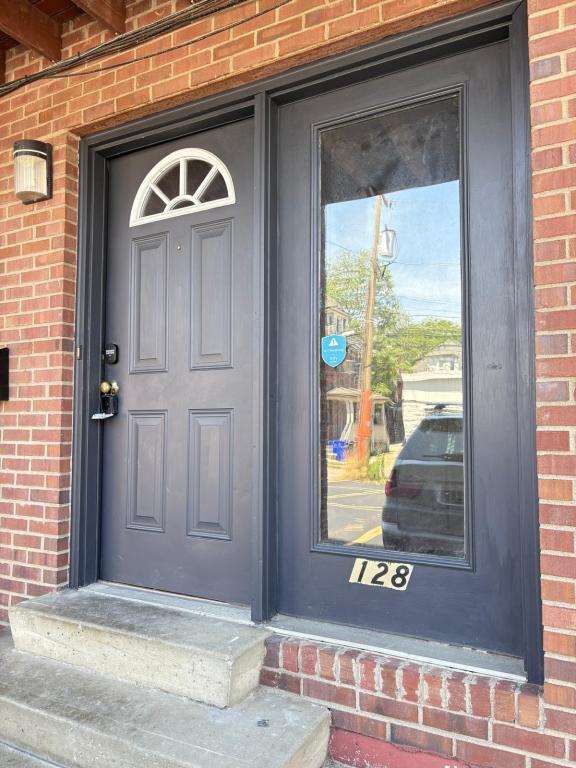 Building Photo - 128 W 9th Ave