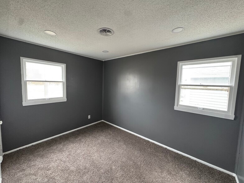 Building Photo - 681 S Farnham St